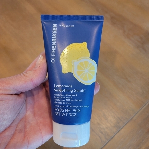 New OLEHENRIKSEN 10% AHA Lemonade Smoothing Scrub - Picture 6 of 6